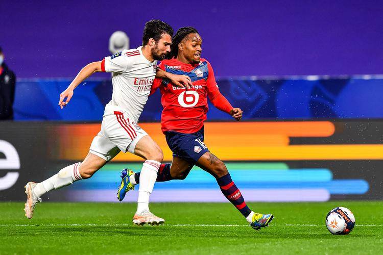 爱游戏官方-欧冠赛场惊喜连连，实力球队相继被淘汰