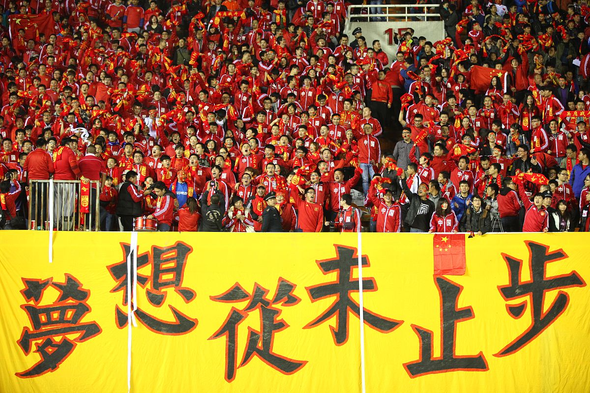 爱游戏tv-足球盛宴再燃，球队士气高涨争夺胜利