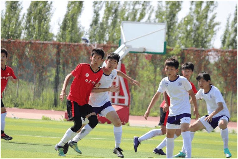 坚韧拼搏,攀登高峰,足球赛场燃烧激情 坚韧拼搏,攀登高峰,足球赛场燃烧激情