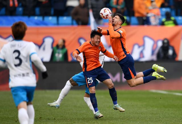 {随机}--青岛队在比赛中表现抢眼，斩获胜利