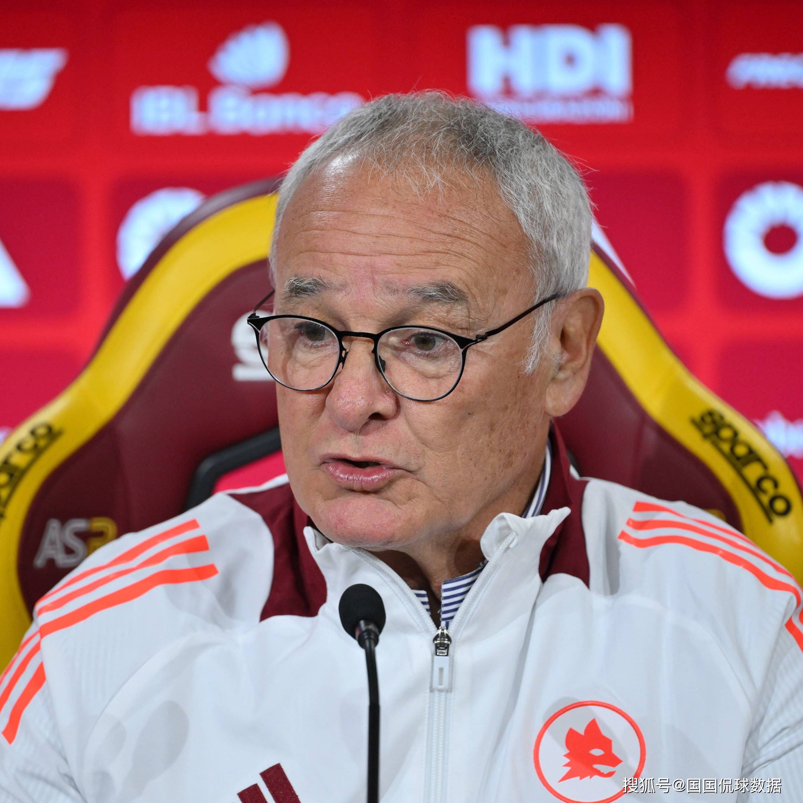 爱游戏在线-比赛中球员表现出色，成为焦点人物