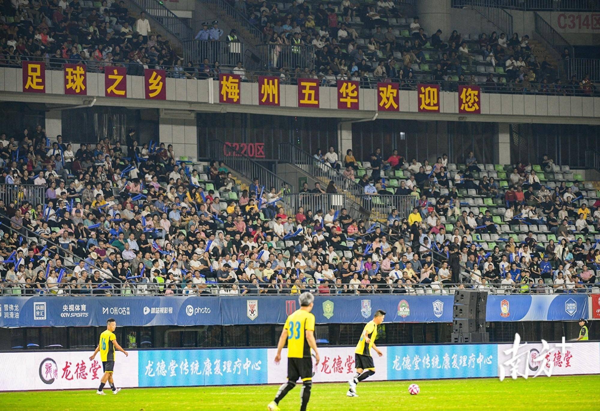 足球赛事引发球迷热议,势不可挡的体育风潮的简单介绍 足球赛事引发球迷热议,势不可挡的体育风潮的简单介绍