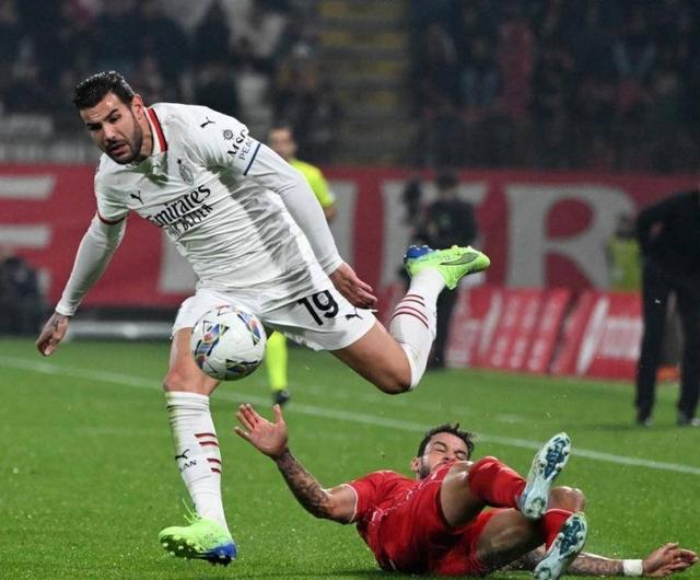 包含马赛客场大败，球迷痛批球队表现低迷的词条