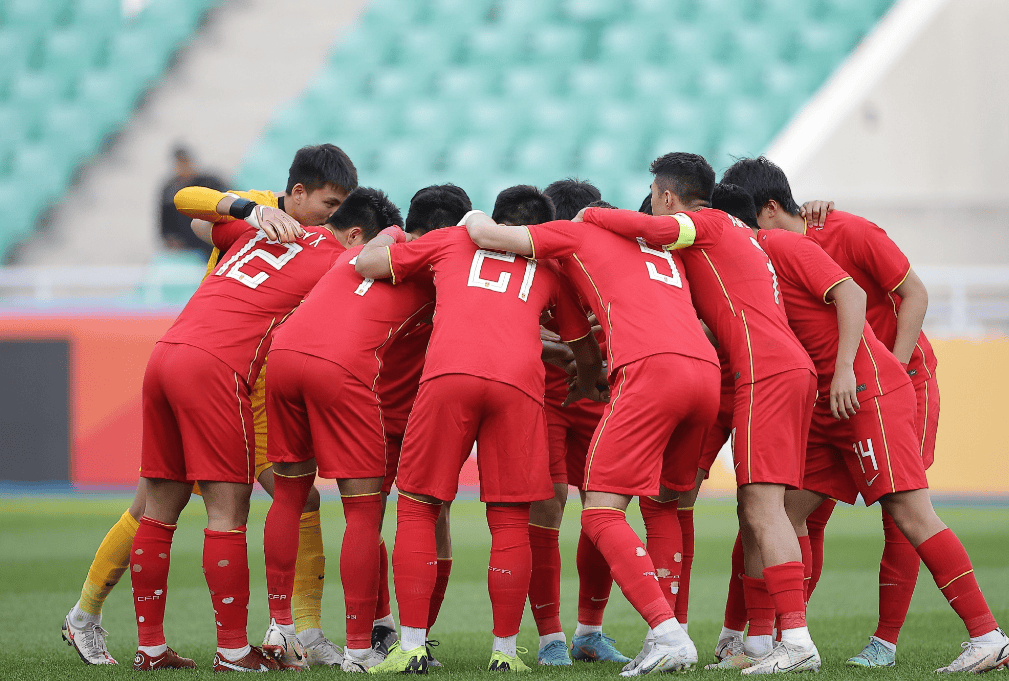 足球场上精彩绝伦比赛引无数球迷围观的简单介绍