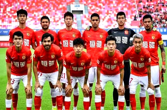 包含足球场上惊现“黑马”球队，实力逐渐崭露头角的词条