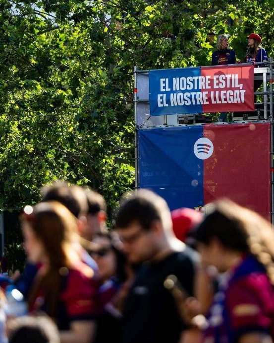 巴塞罗那球迷为球队助威，场面热烈感人