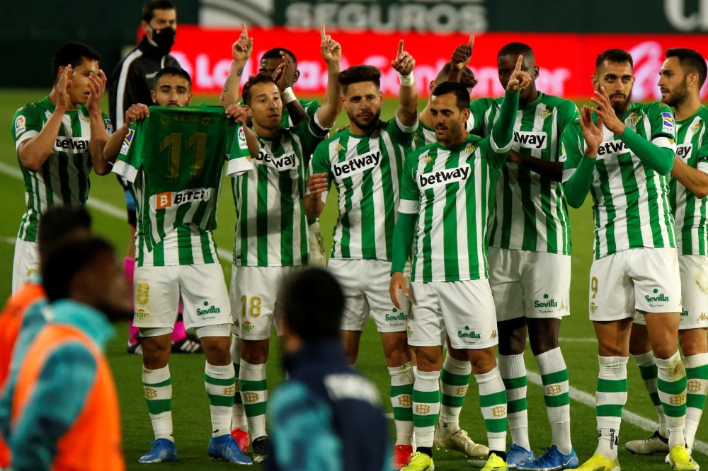 包含巴拉多利德客场平局，保持不败战绩延续的词条