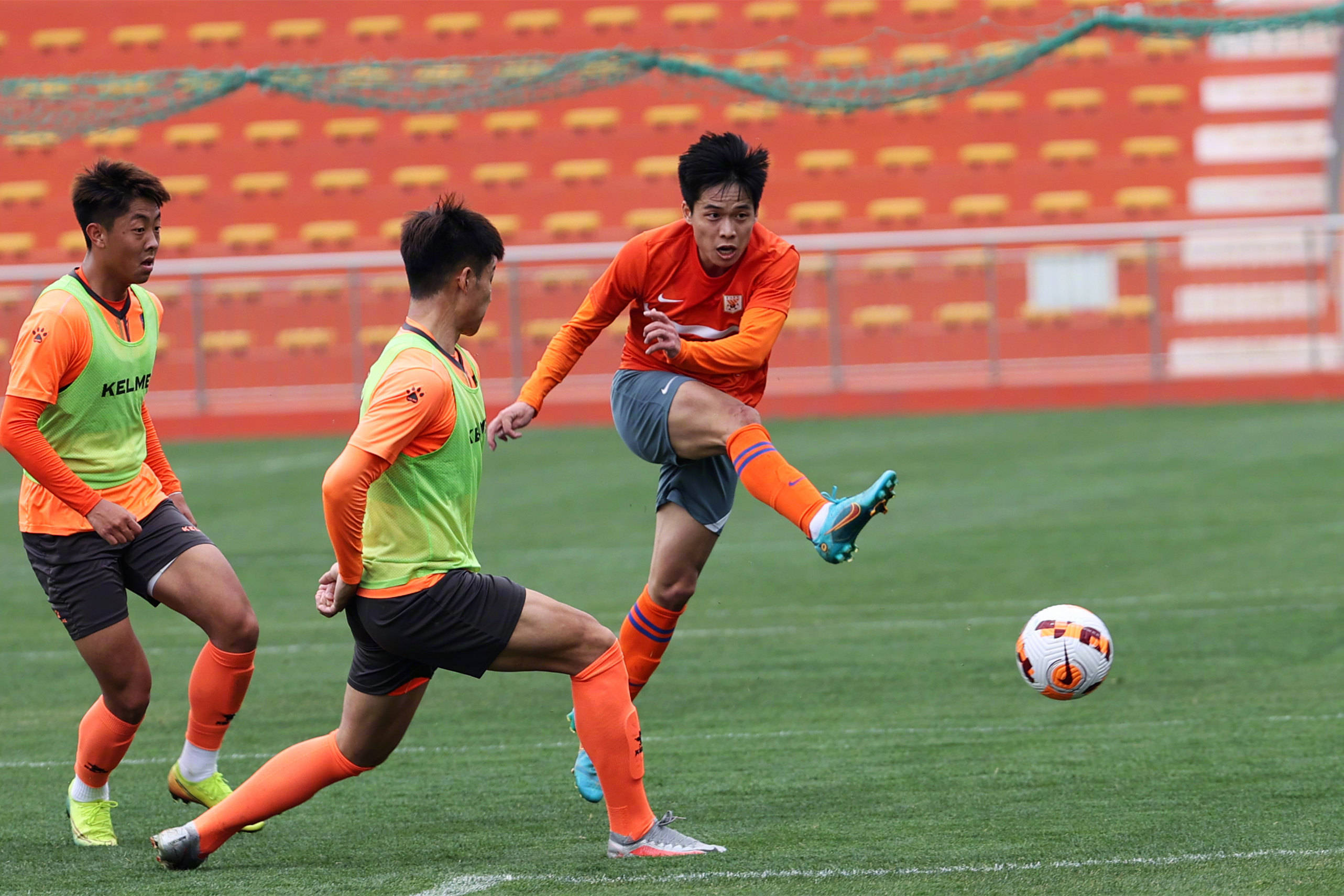 挣扎求存,球队与对手过招取胜的简单介绍 挣扎求存,球队与对手过招取胜的简单介绍