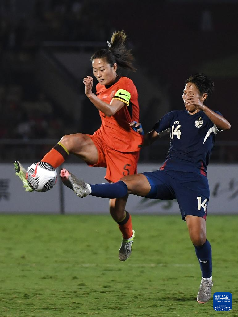 女子足球比赛激烈搏斗,中国选手喜获胜利的简单介绍 女子足球比赛激烈搏斗,中国选手喜获胜利的简单介绍