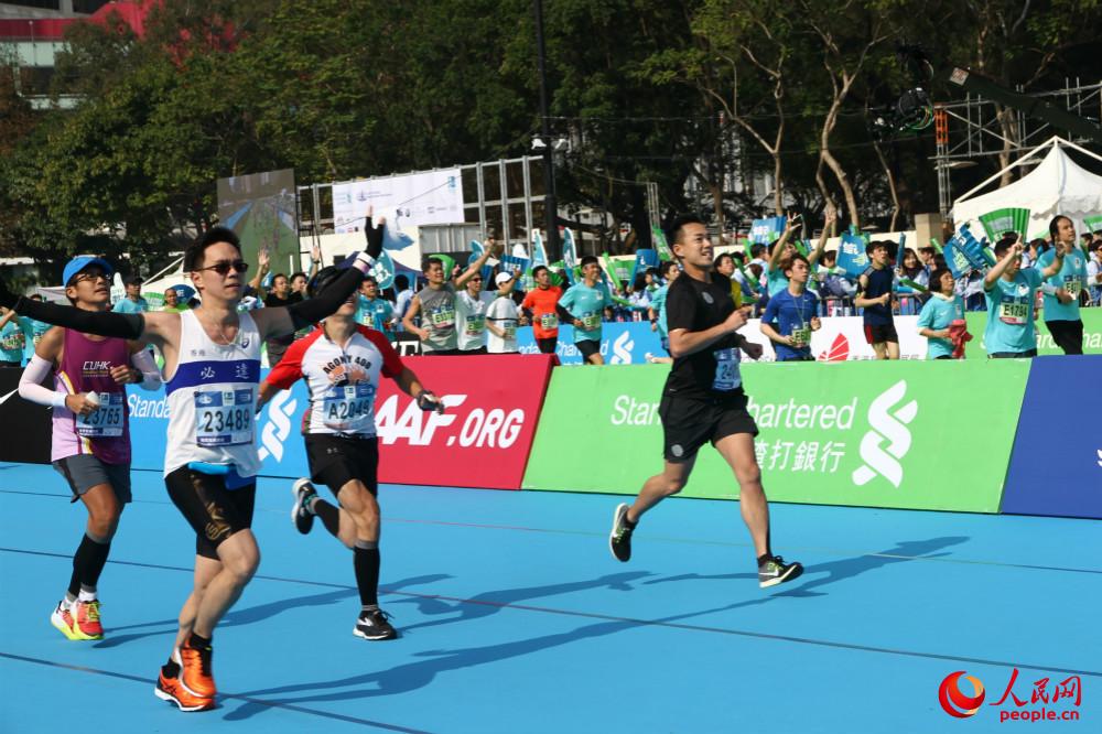 南非长跑好手冲刺终点，勇夺头名