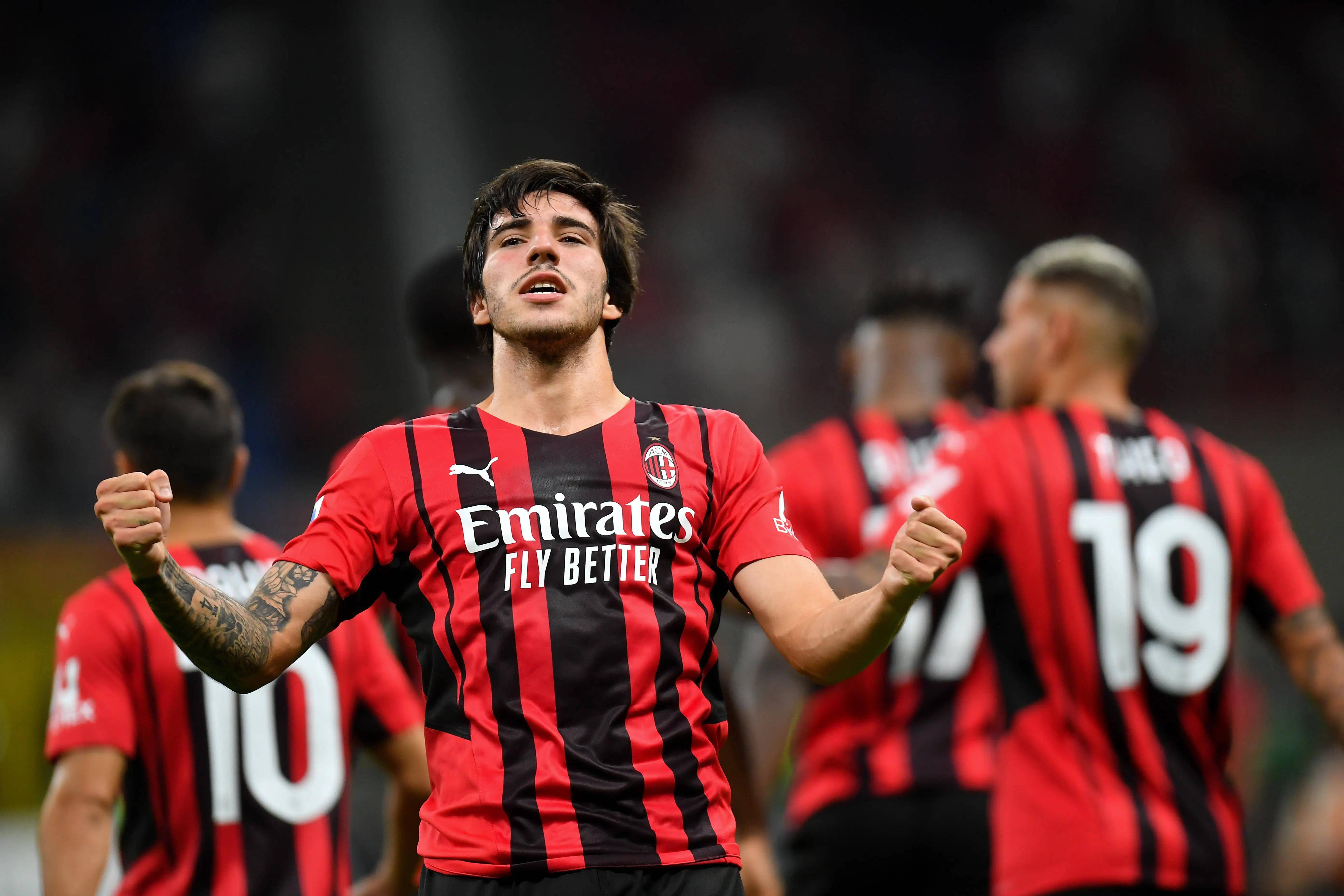 AC米兰客场大捷,联赛争夺愈加激烈 AC米兰客场大捷,联赛争夺愈加激烈