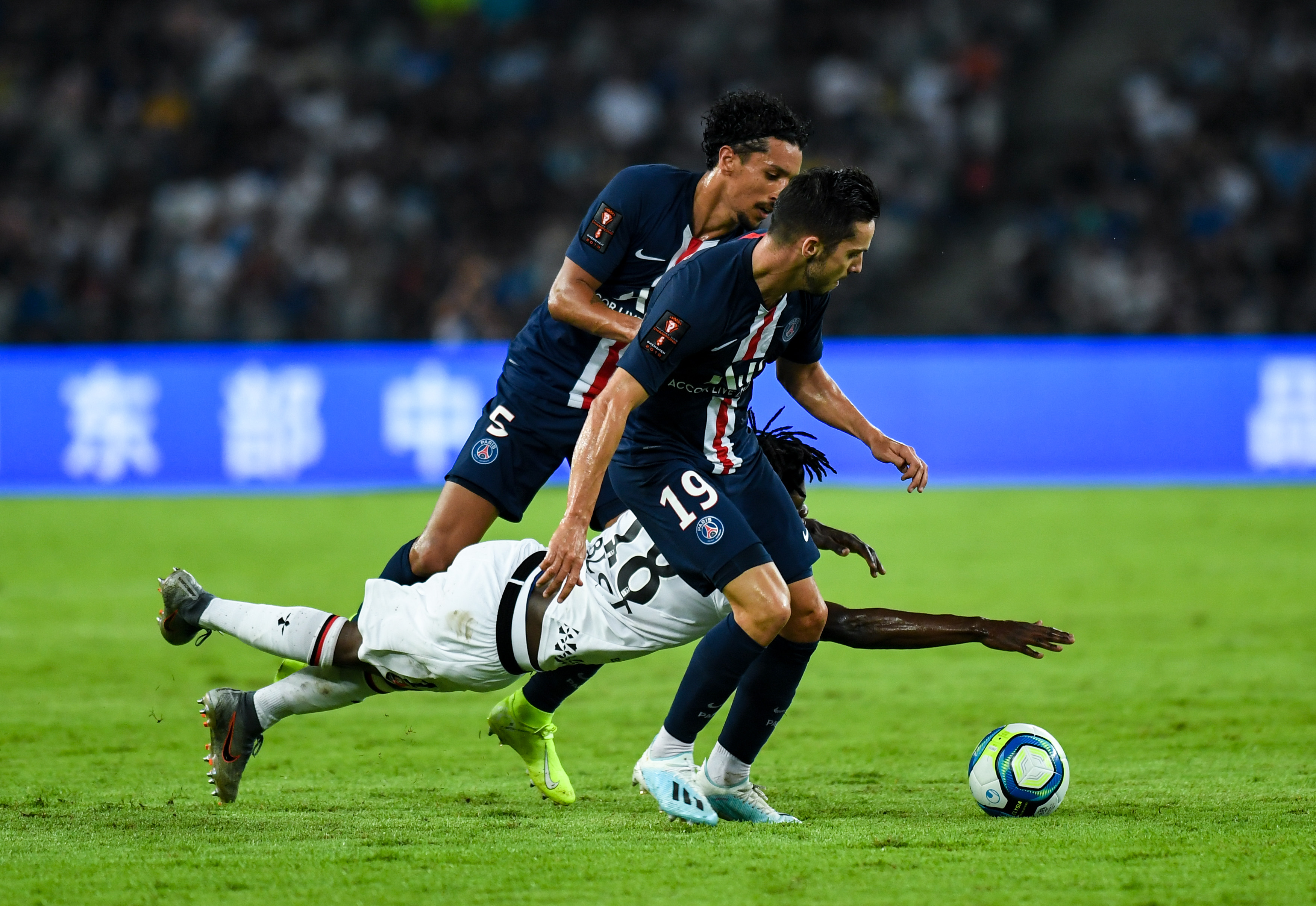 爱游戏-巴黎圣日耳曼防守不利暴露，