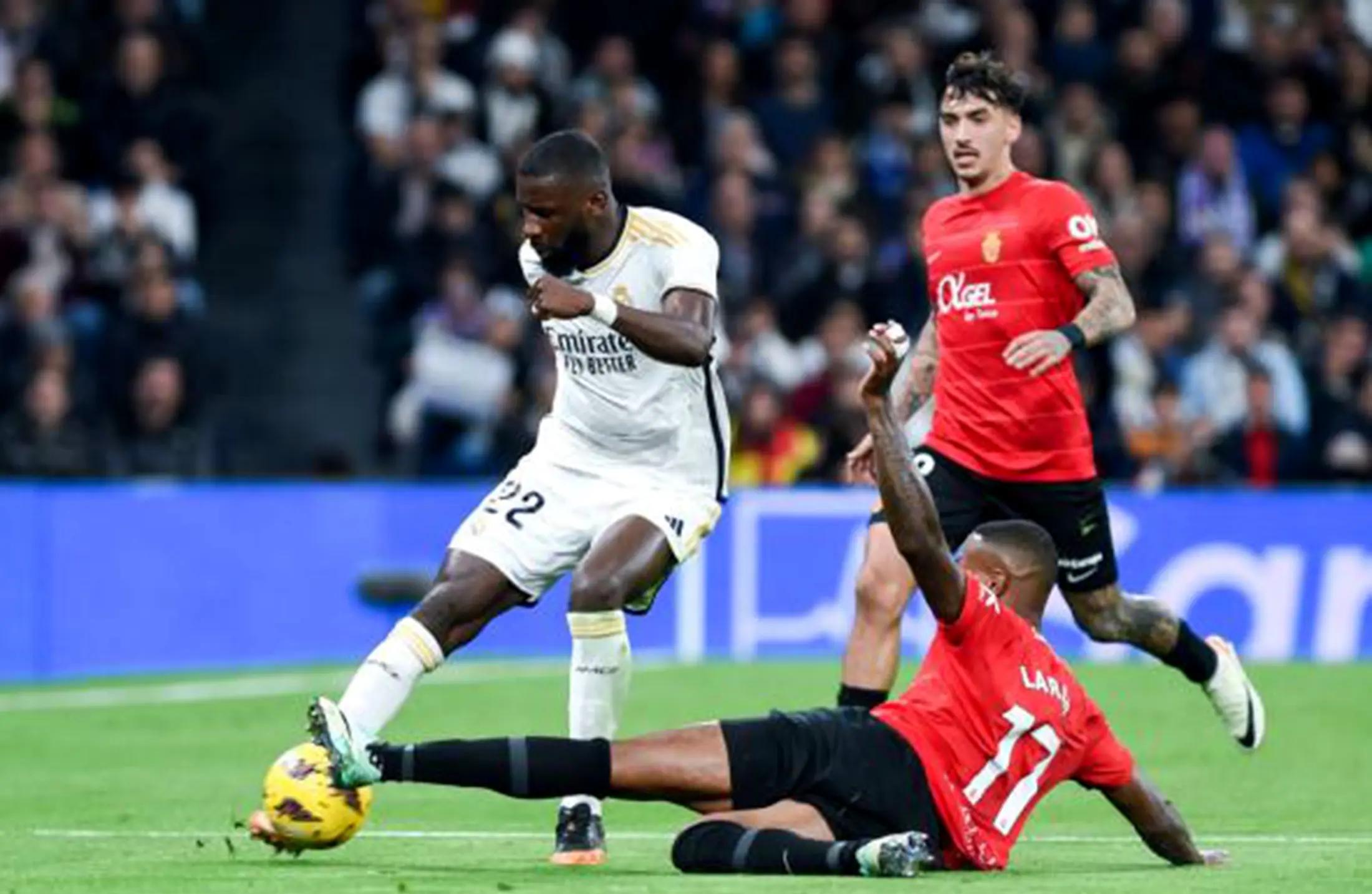 皇马中场展现技术过人,对手难以招架 皇马中场展现技术过人,对手难以招架