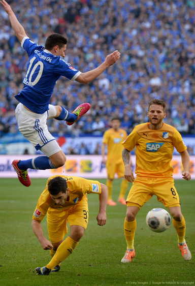 沙尔克04队受挫痛击败了奥格斯堡足球俱乐部 沙尔克04队受挫痛击败了奥格斯堡足球俱乐部