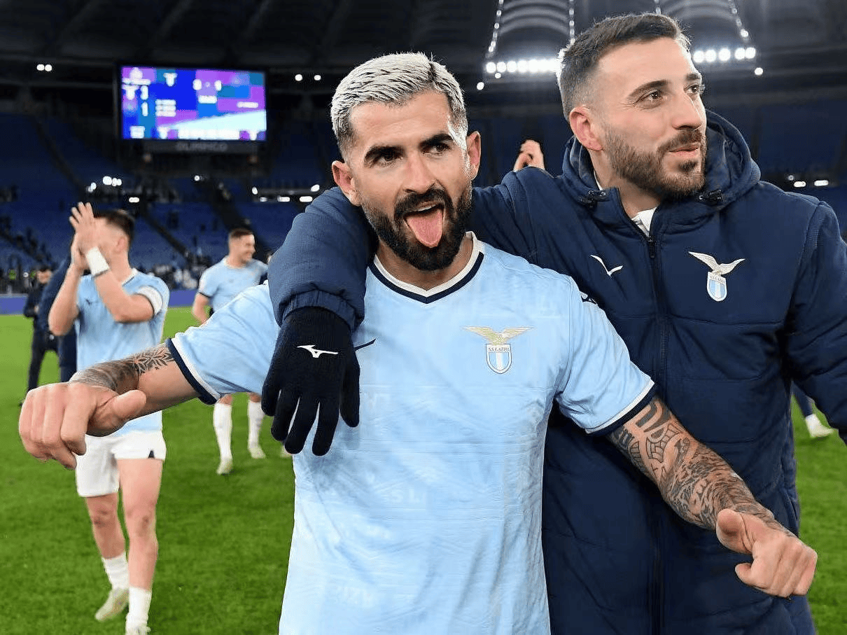 罗马球员庆祝队史胜利，球队士气大涨