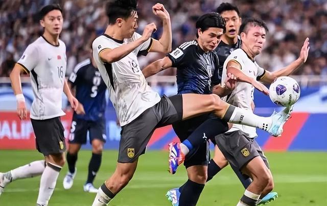 国际级足球交锋引发球迷热议,焦点所在 国际级足球交锋引发球迷热议,焦点所在