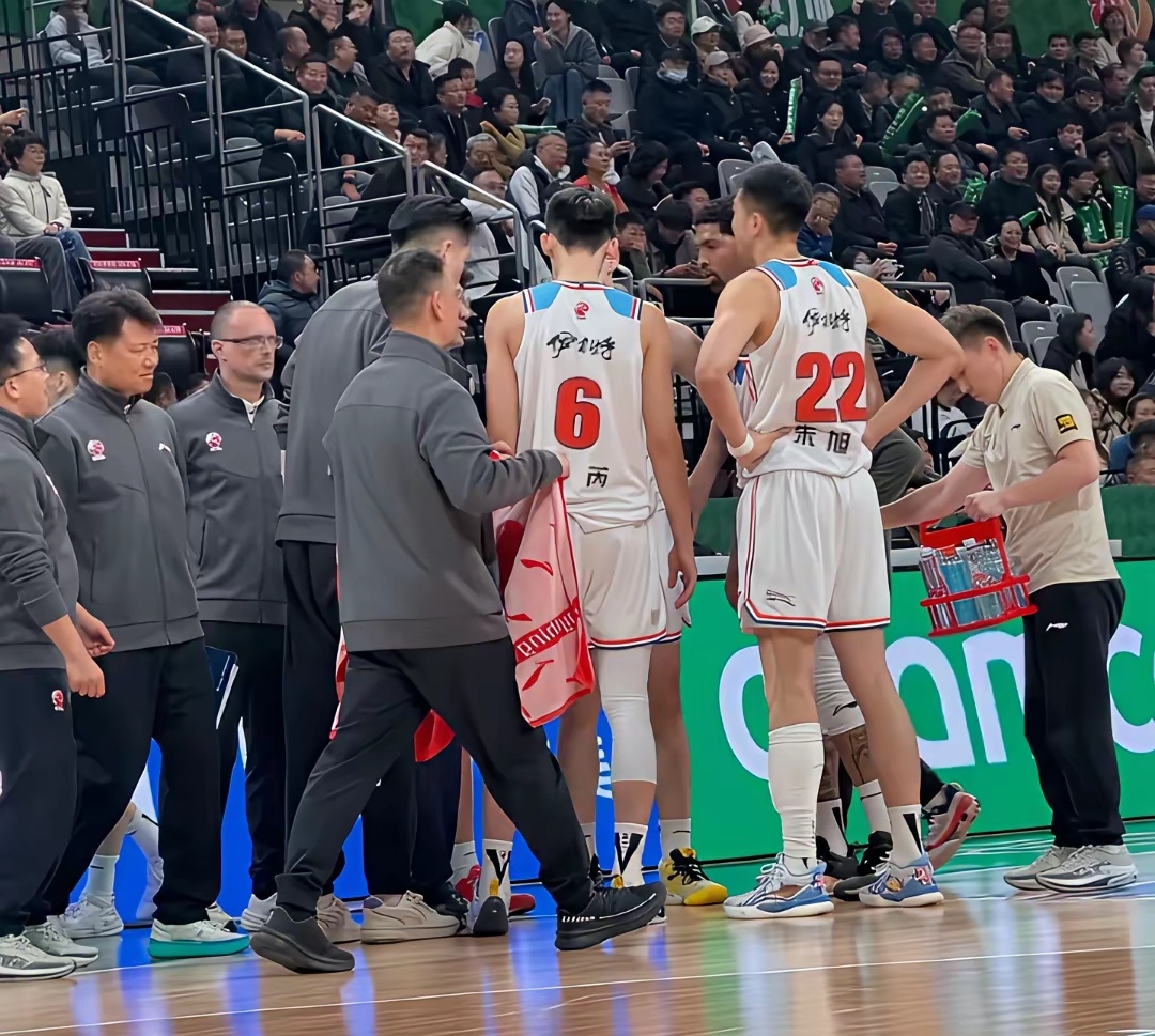 黑龙江男篮遭遇对手夹击,需调整阵容 黑龙江男篮遭遇对手夹击,需调整阵容