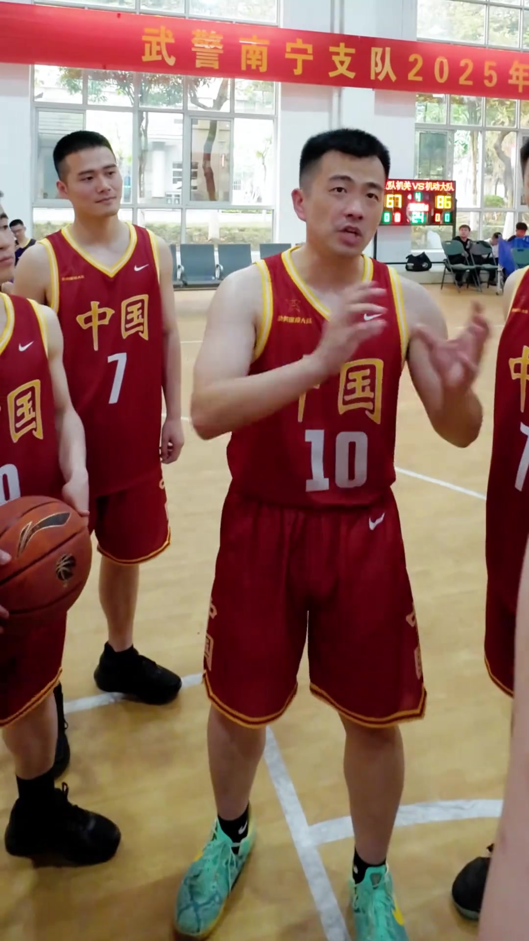 强队挑战劲敌,篮球赛事呈现白热化局面 强队挑战劲敌,篮球赛事呈现白热化局面