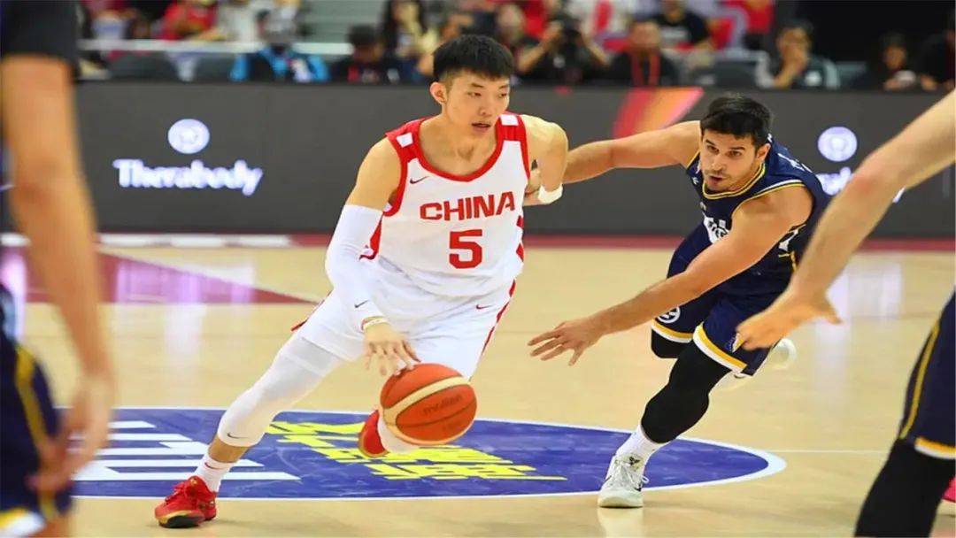 强队挑战劲敌,篮球赛事呈现白热化局面 强队挑战劲敌,篮球赛事呈现白热化局面