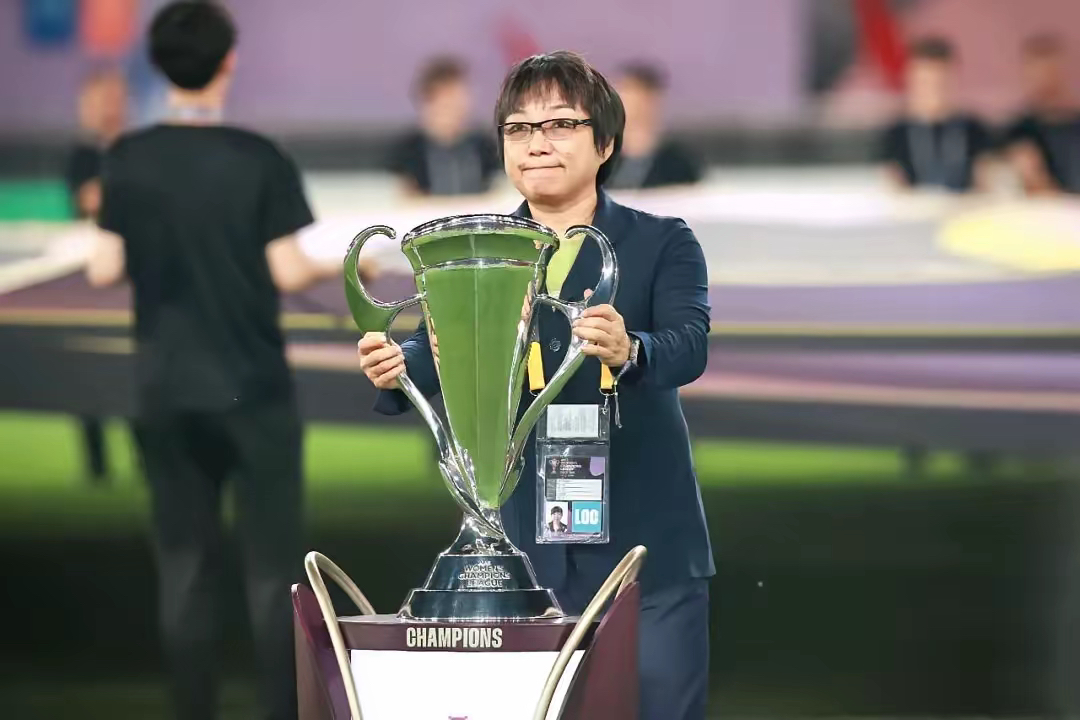 国际女足赛决赛现场，激烈角逐引人瞩目