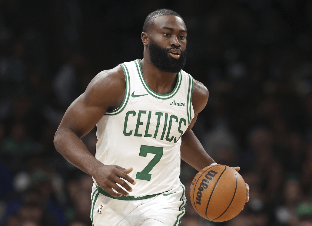 中锋出战砍下分板,成为全场焦点 中锋出战砍下分板,成为全场焦点