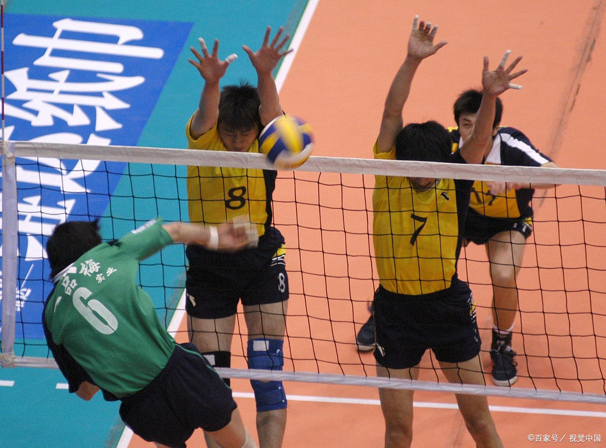 印尼女排队员们团结拼搏获胜