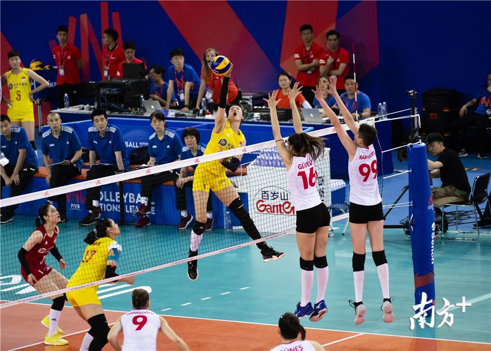 印尼女排队员们团结拼搏获胜