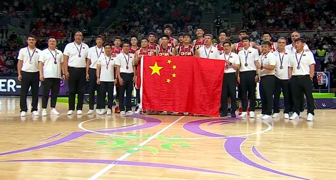 爱游戏娱乐-湖北男篮队员积极备战，努力拼搏