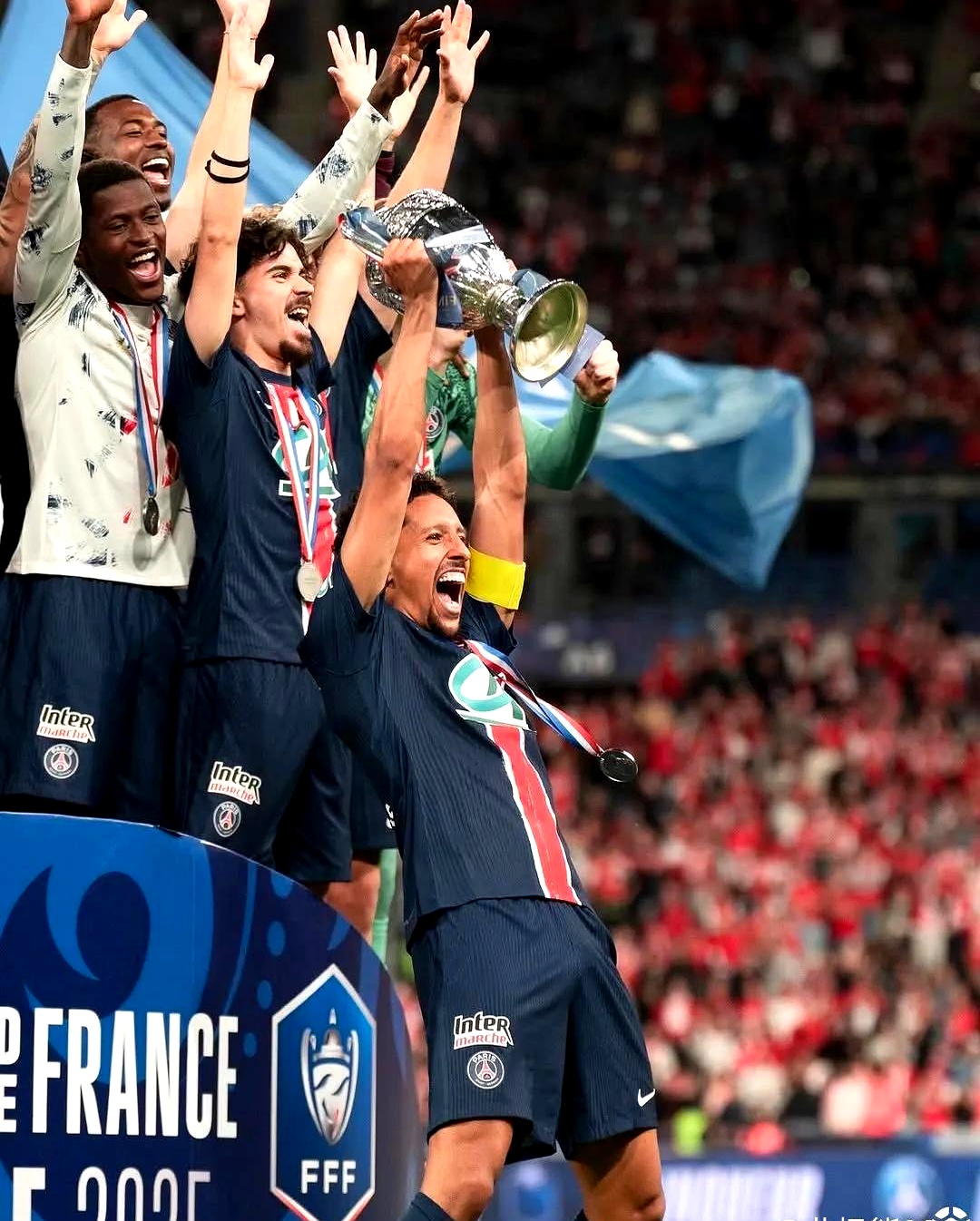 球队取得决定性胜利，领跑比赛