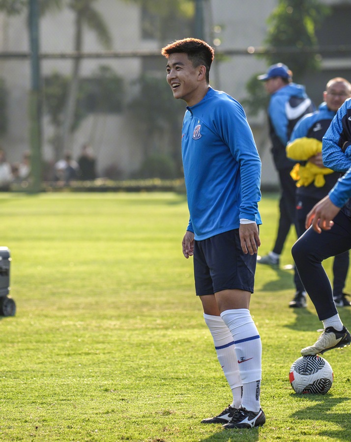 爱游戏入口-新赛季备战！球队海外冬训精彩集锦，士气高涨