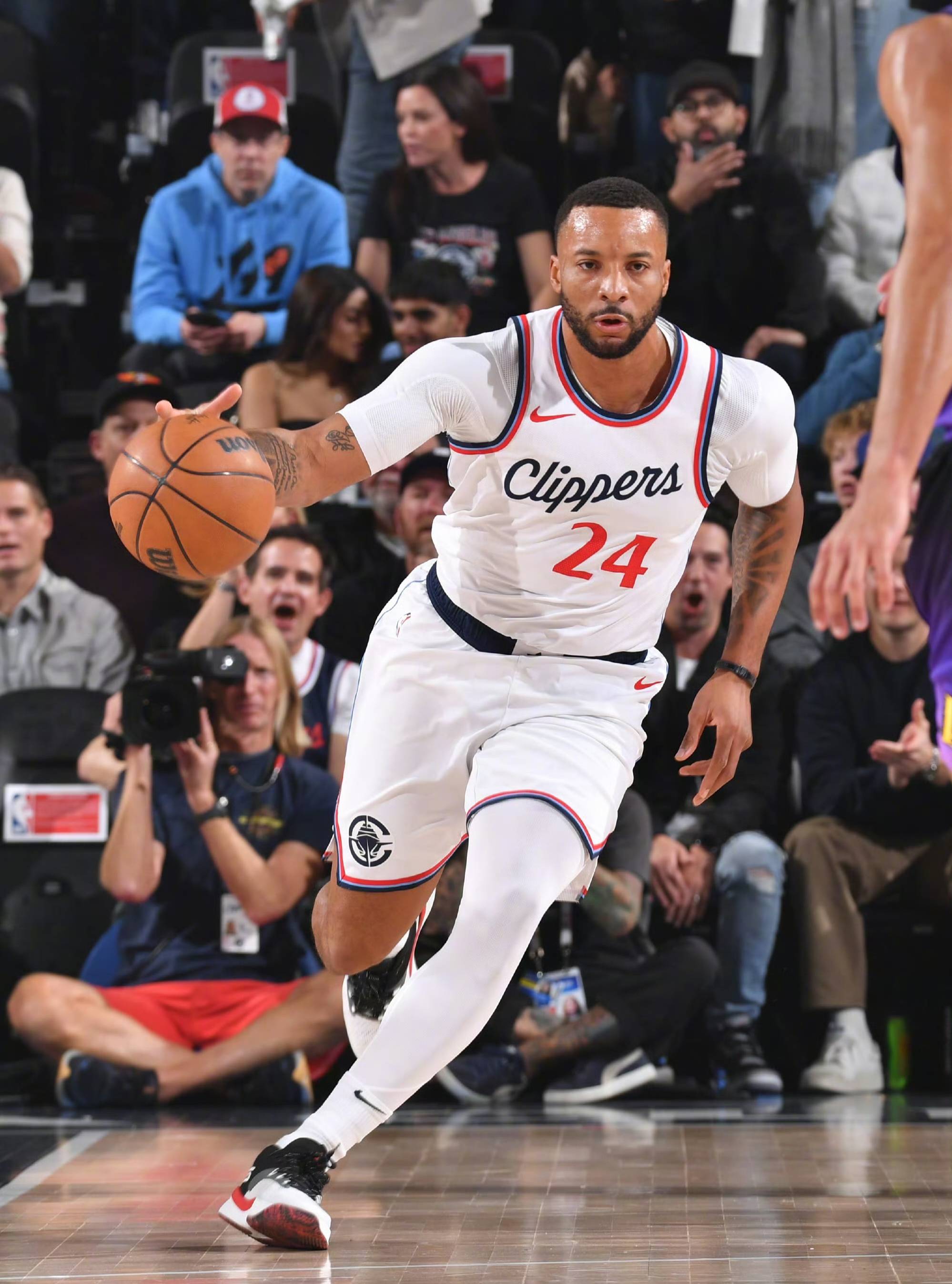 快船客场战胜尼克斯取得四连胜 快船客场战胜尼克斯取得四连胜