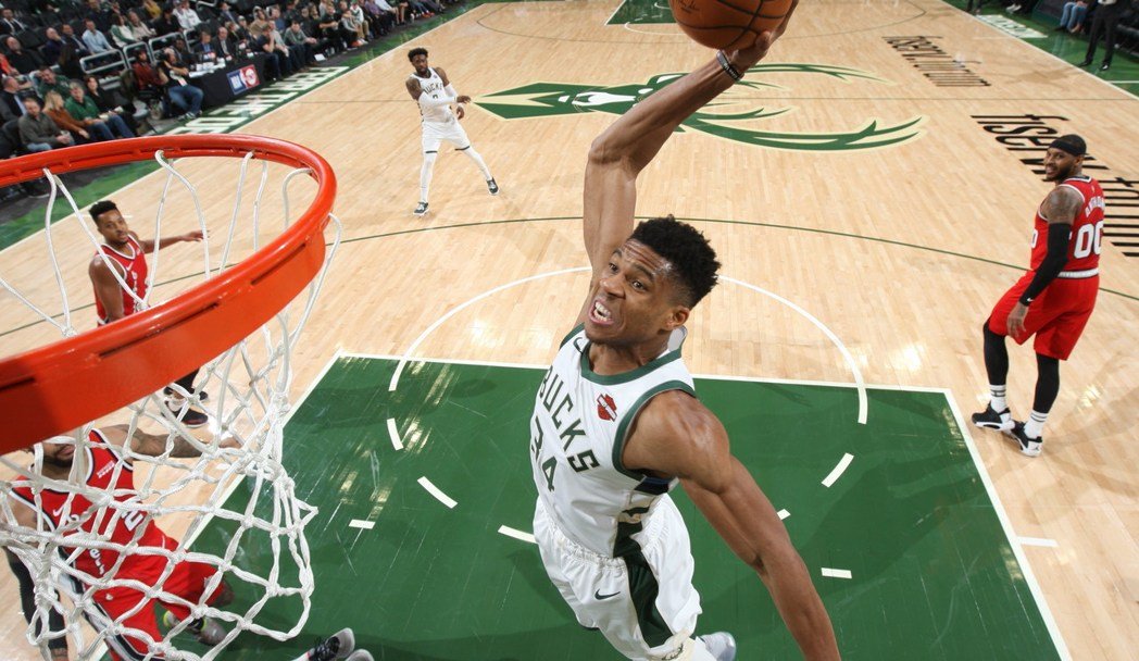 雄鹿客场大胜开拓者,取得四连胜 雄鹿客场大胜开拓者,取得四连胜