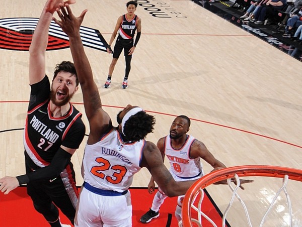 雄鹿客场大胜开拓者,取得四连胜 雄鹿客场大胜开拓者,取得四连胜