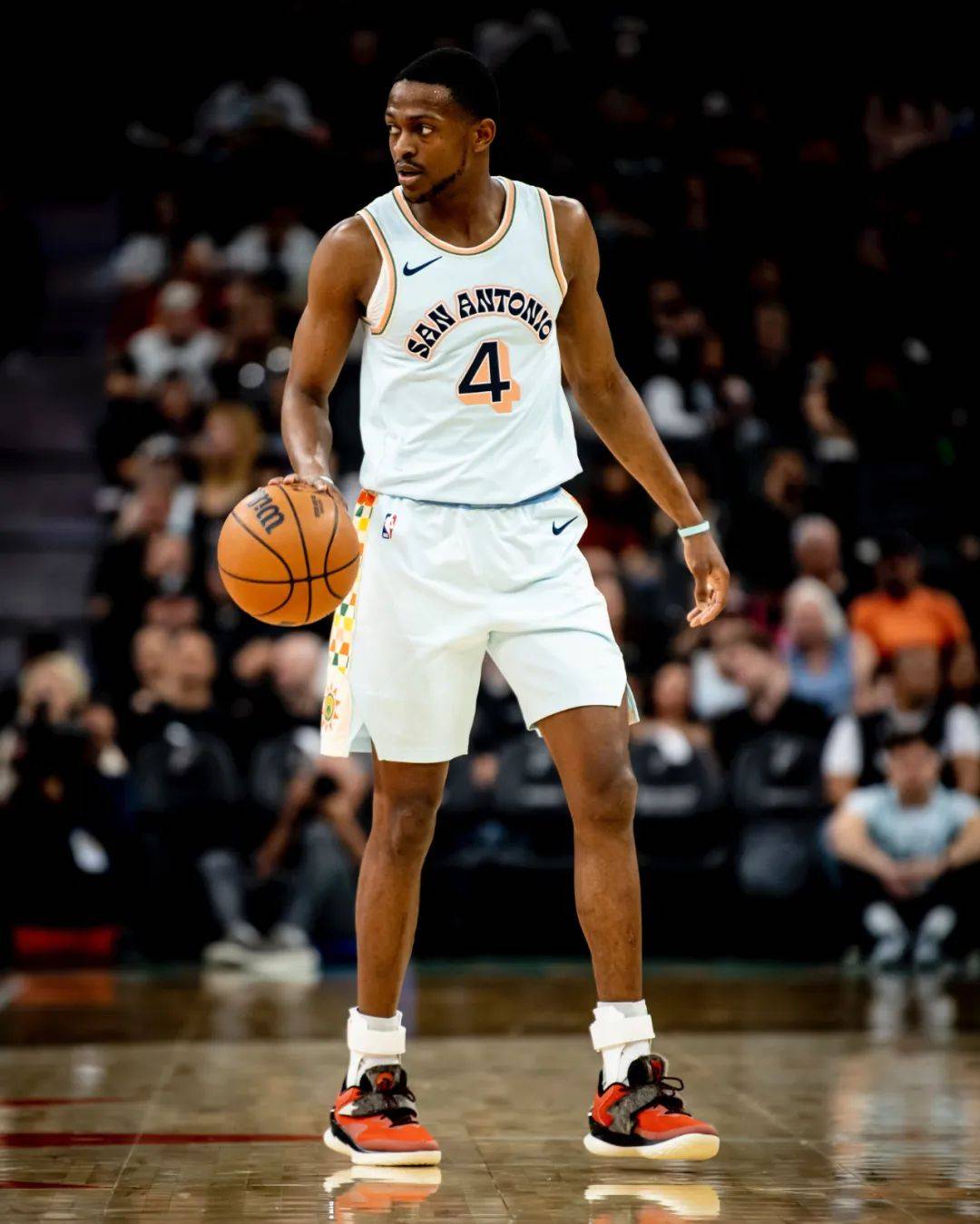 爱游戏官方入口-鹈鹕不敌马刺，遭遇连败